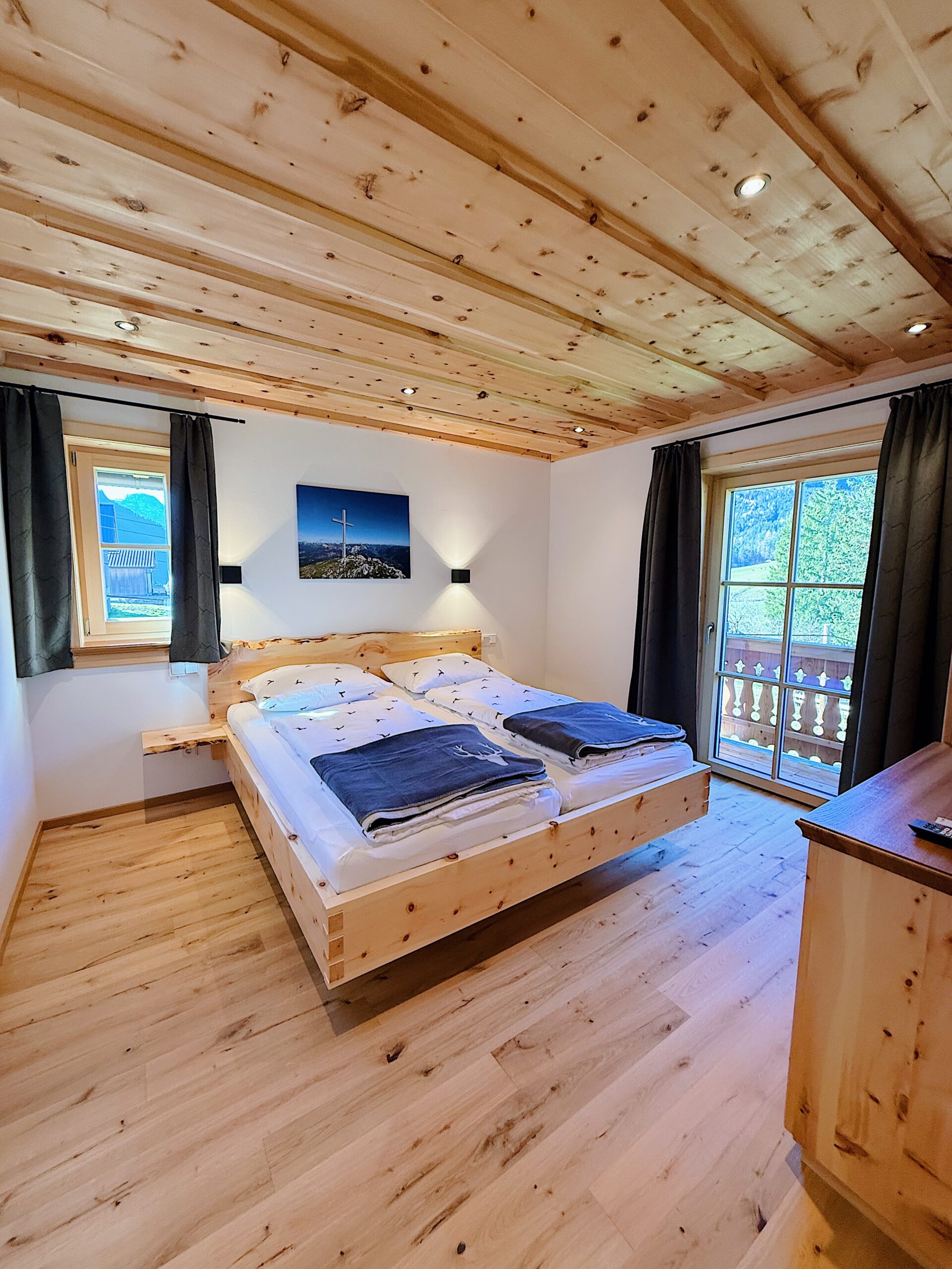 Zirbenzimmer mit Balkon im Ferienhaus Bergmann in Bad Aussee